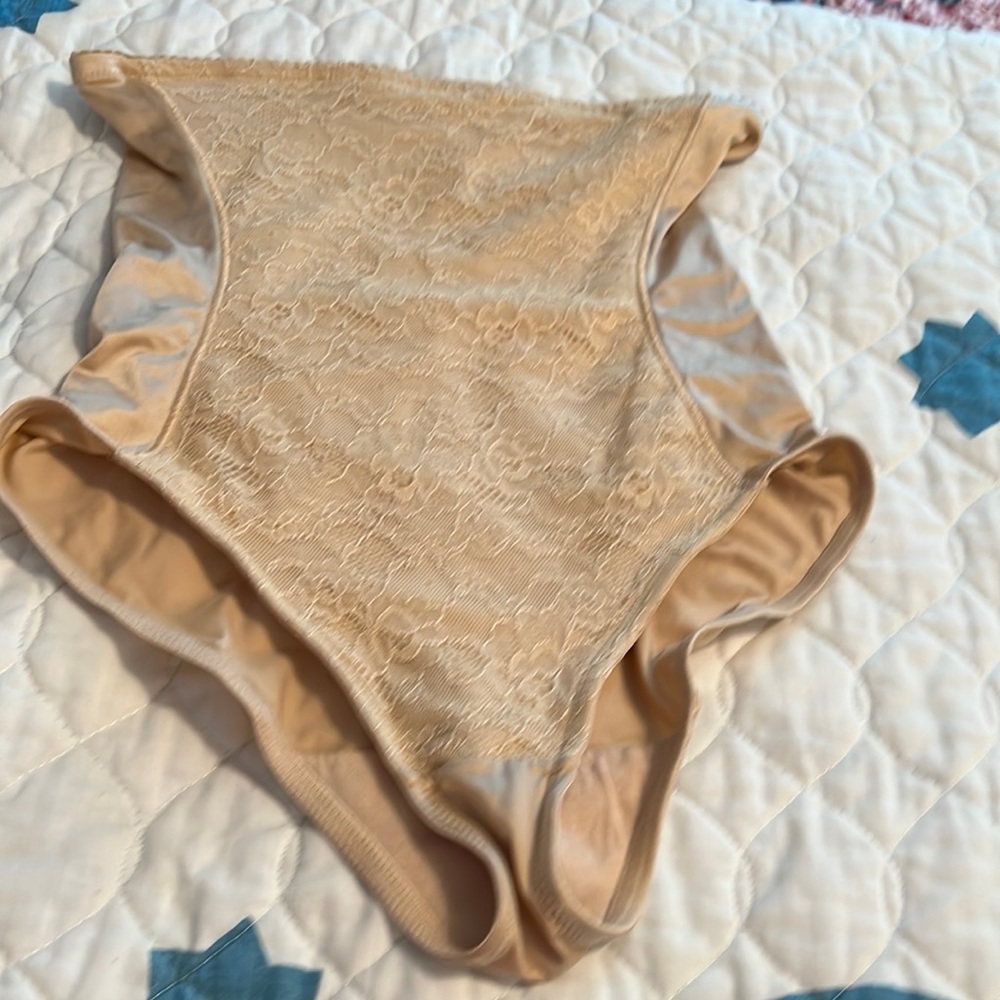 SELF EXPRESSIONS BY MAIDENFORM SIZE 2XL BEIGE NEW WITHOUT TAGS SHAPEWEAR